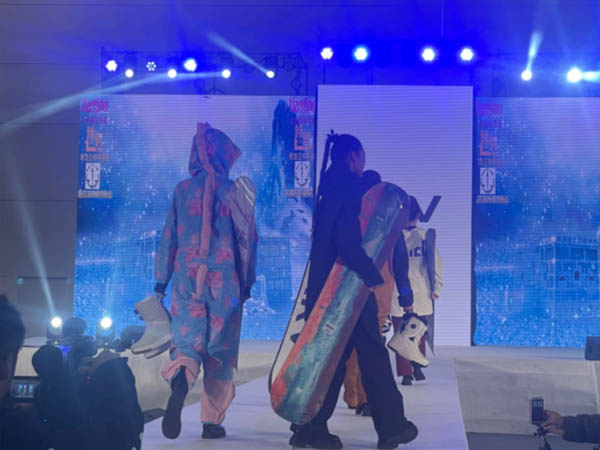 CARV vyhrálo cenu za oblíbené lyžařské boty na mezinárodní konferenci Harbin International Ice and Snow Economy Development Summit Forum 1